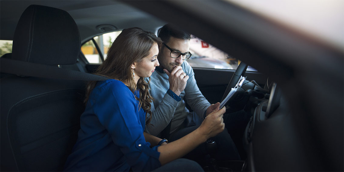 couple negotiating price of car