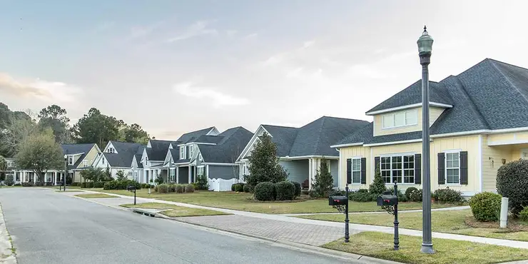 houses in a row in a neighborhood